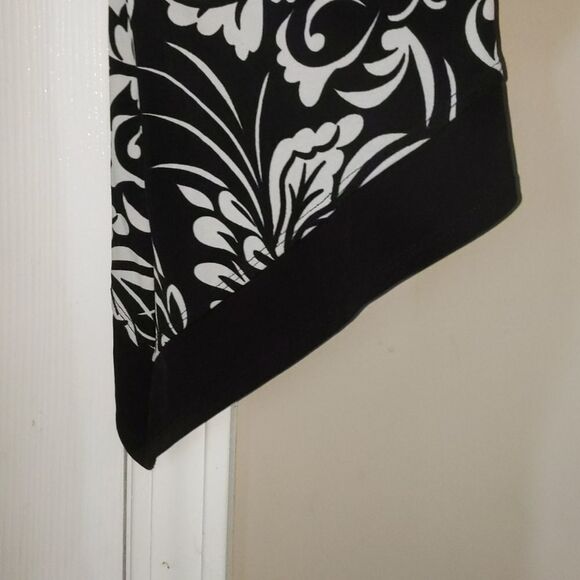 Dress barn black white top
Sz L
EUC - Picture 4 of 7
